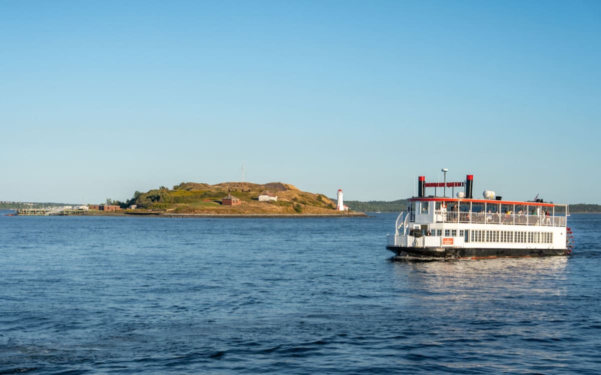 Blick auf Georges Island vom Boardwalk in Halifax