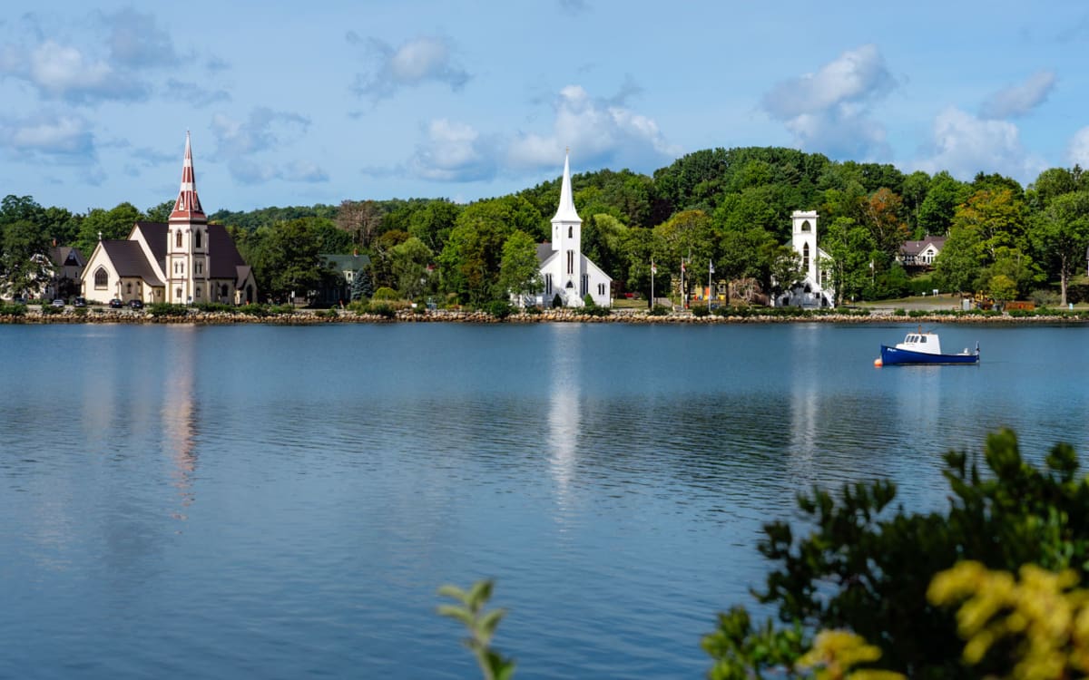 Malerisches Mahone Bay mit seinen 3 Kirchen am Wasser