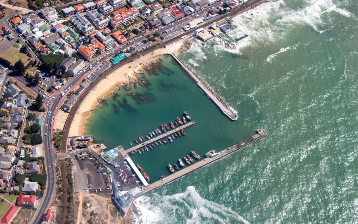 Luftaufnahme eines Helikopterflugs über Kalk Bay
