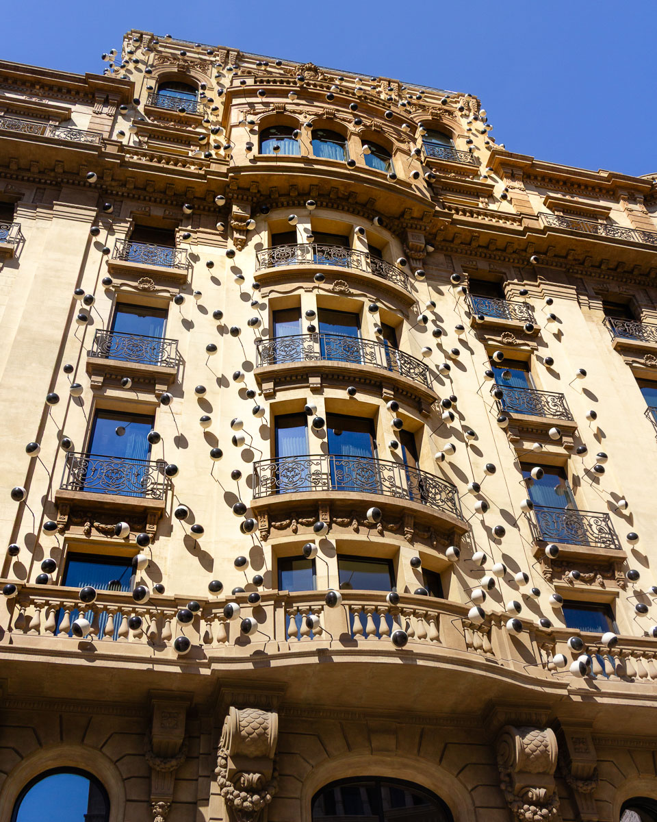 Ohla Hotel in der Via Laietana in Exeimple. Das bekannte Luxushotel ist von außen auch ein Blickfang