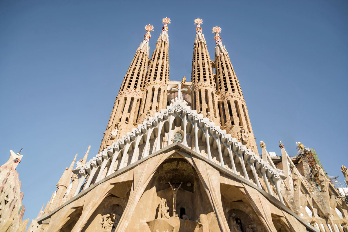 Dieses Bild zeigt die Passionsfassade (Fachada de la Pasión) der Sagrada Família – also die Westseite der Basilika.