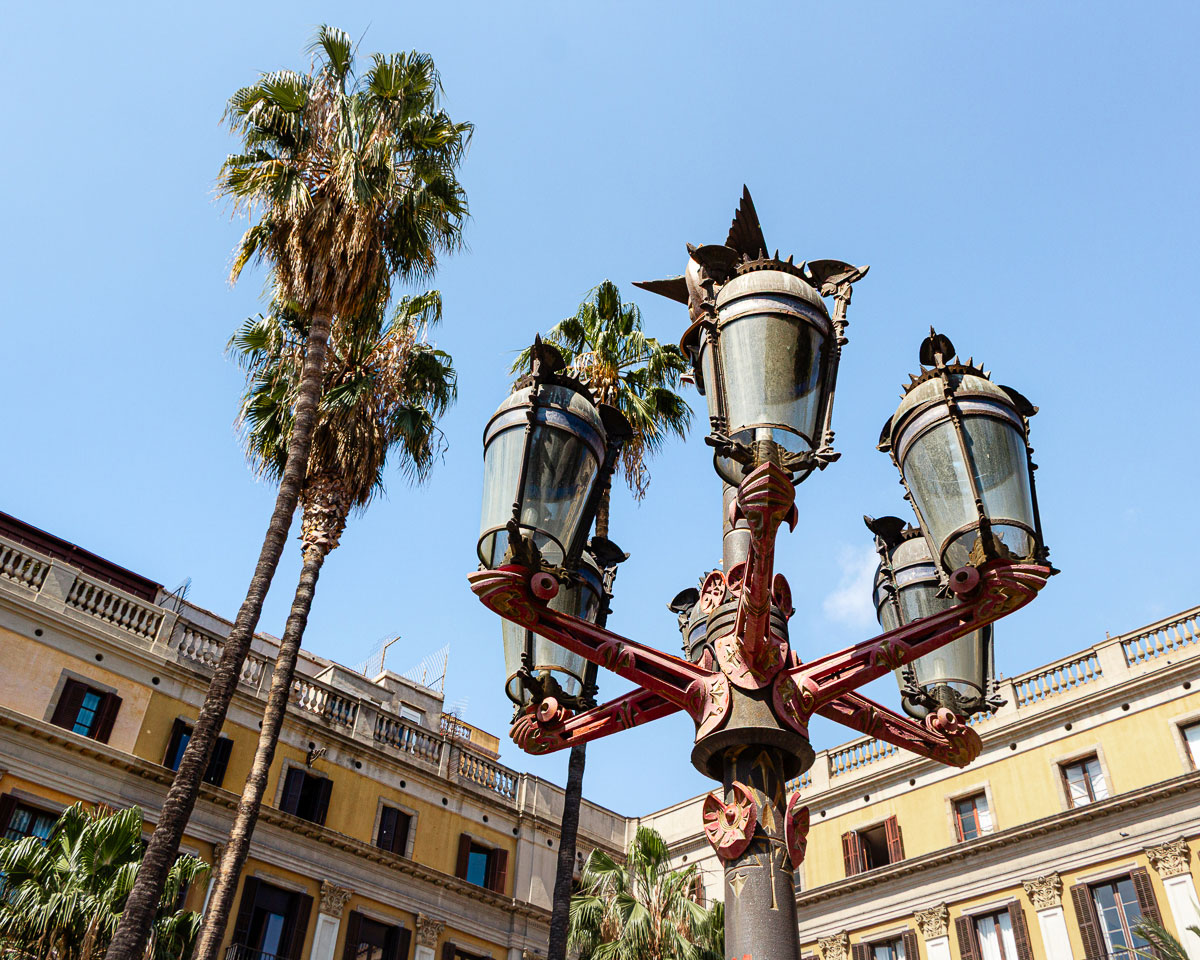 Plaça Reial: Gaudís erste öffentliche Arbeit wird oft übersehen