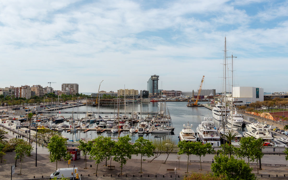 Aussicht von der Dachterrasse des Port Vell Hotel im Hafen von Barcelona.