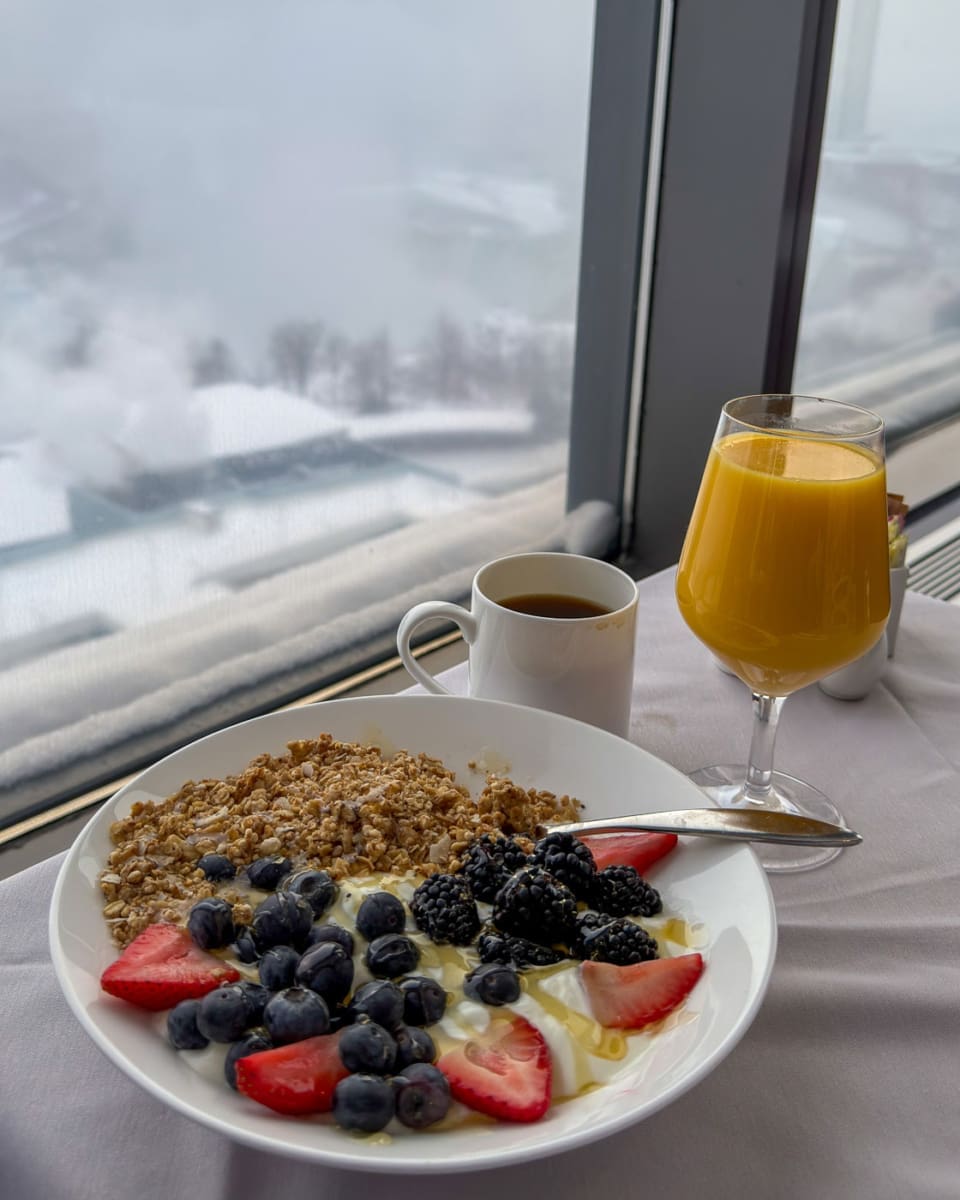 Leider verschwinden die Niagarafälle hier im Nebel, aber die Aussicht ist beim Hotelfrühstück wirklich super