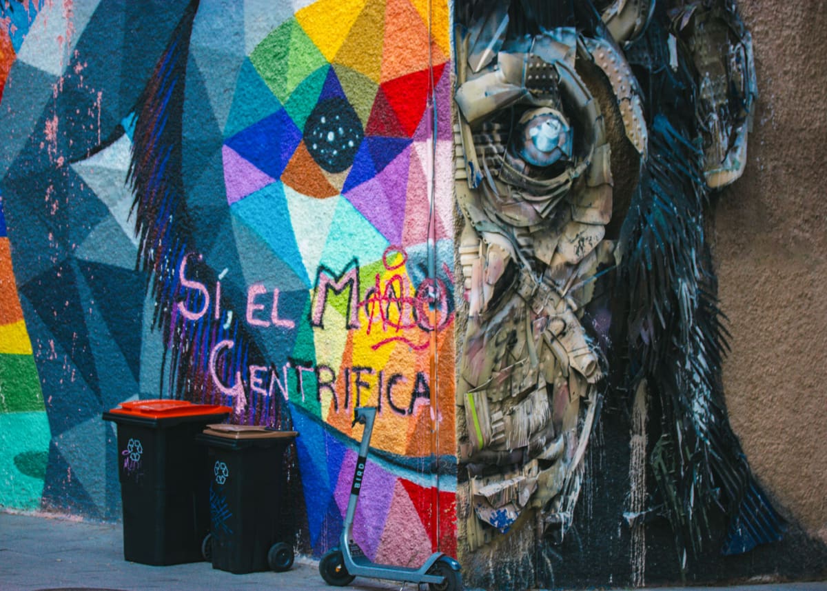 Street-Art in Madrid von Okuda San Miguel, dem bekanntesten Künstler der Hauptstadt