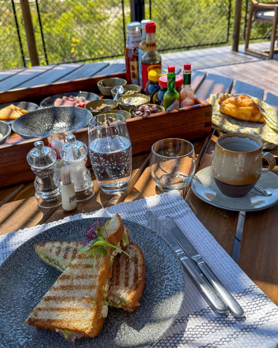 Früchstück mit Aussicht an der Madwaleni River Lodge im Babanango Game Reserve