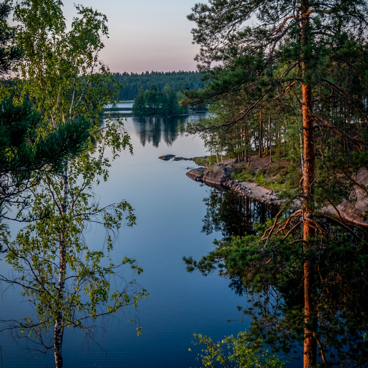 Sonnenuntergang im Teijo Nationalpark in der Region Salo, Finnland.