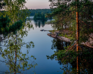 Sonnenuntergang im Teijo Nationalpark in der Region Salo, Finnland.