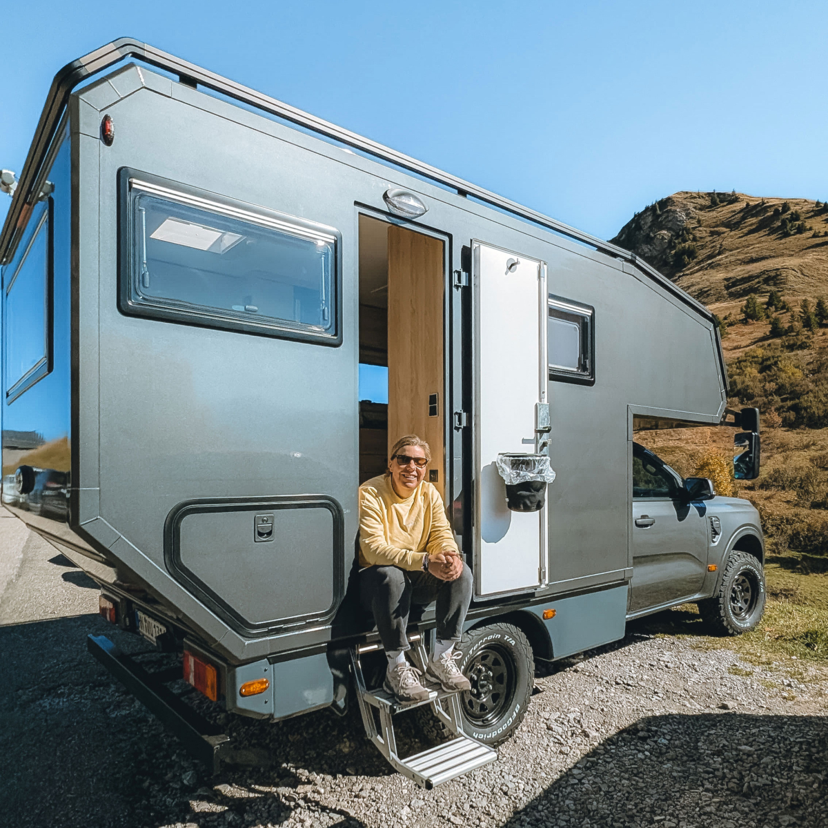 Katrin vom Reiseblog viel-unterwegs.de mit ihrem Camper dem Big5 von Burow