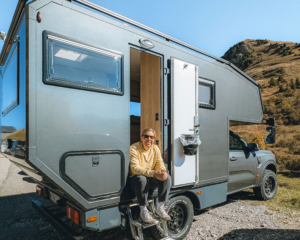 Katrin vom Reiseblog viel-unterwegs.de mit ihrem Camper dem Big5 von Burow