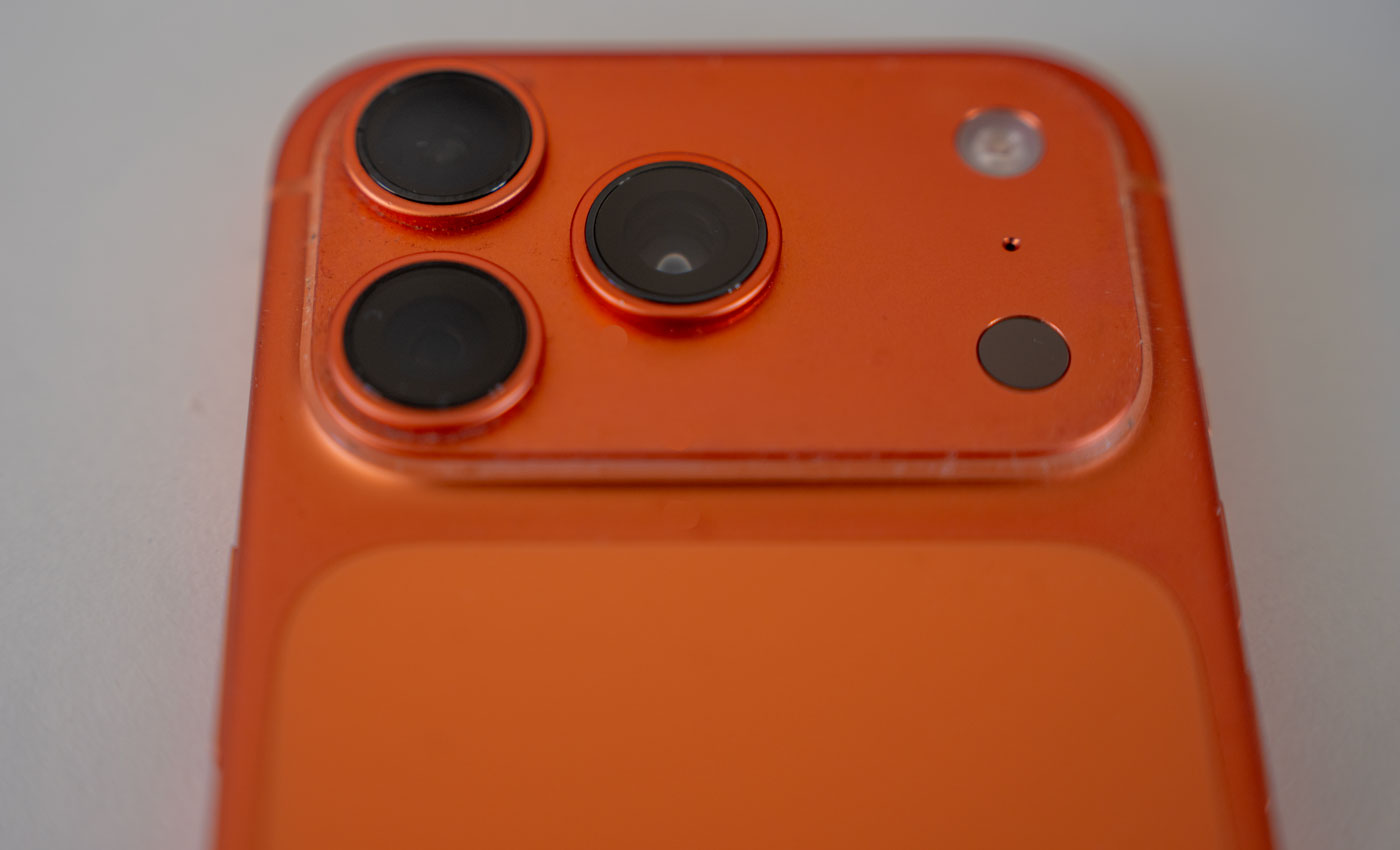 Hier siehst du die drei Linsen des iPhone 17 Pro: Ultraweitwinkel-Kamera (0,5x), Hauptkamera (1x) und die Telekamera mit bis zu 8x optischem Zoom (entspricht 200mm).
