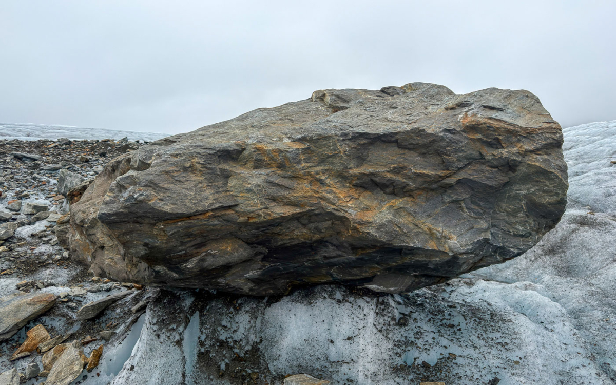 Gletschertisch auf dem Aletschgletscher bei der Wanderung auf dem Gletscher