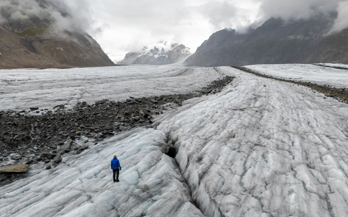Mitten auf dem Großen Aletschgletscher fühlt man sich so klein.