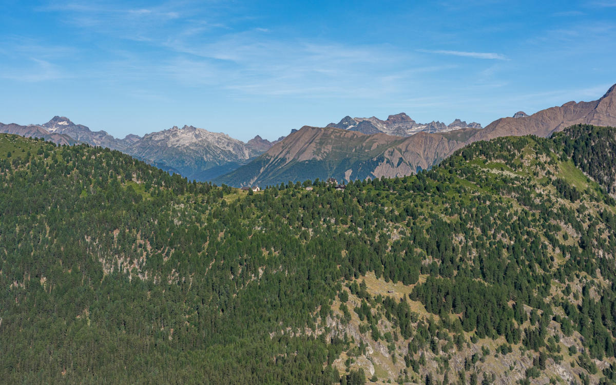 Zu Beginn des Aletsch Panoramaweg siehst du vom Aletschbord dein Ziel: Riederfurka und die Villa Cassel: