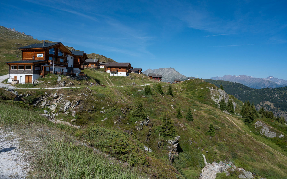 Angekommen in Belalp, zu Fuß gehts zum Hotel am Ende des Bergdorfs.