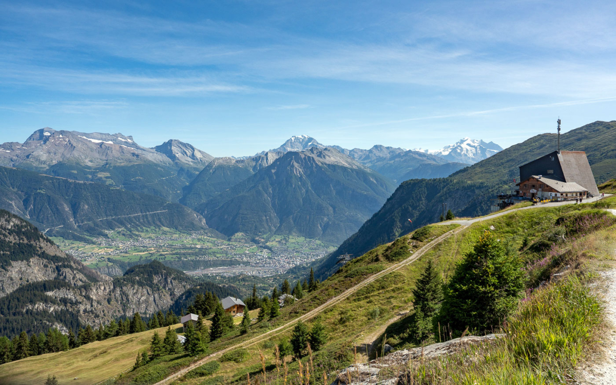 Autofreies Bergdorf Belalp und Blick ins Tal.