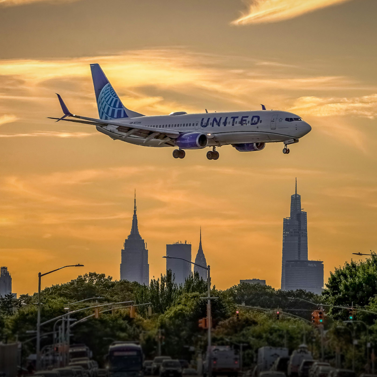 Flughafen Transfer New York : Flugzeug aus Queens beim Landen aus gesehen