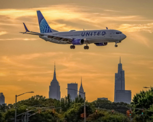 Flughafen Transfer New York : Flugzeug aus Queens beim Landen aus gesehen