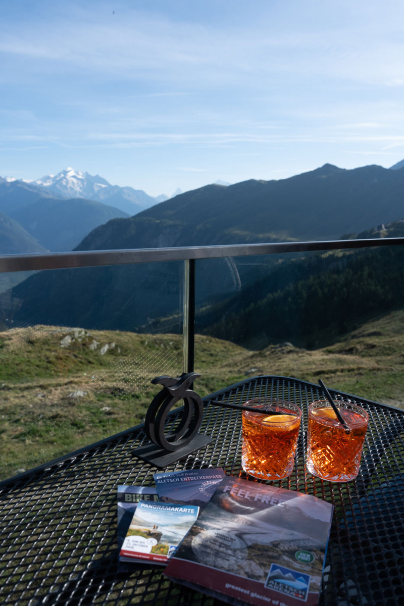 Apéro, Informationen zur Region durchlesen und das Matterhorn in der Ferne. Tolle Aussichten am Hotel Belalp.