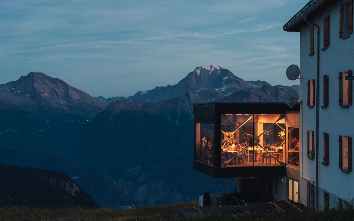 Traumhaft schön: Der moderne Anbau im Restaurant des Hotel Belalp mit Blick auf die Bergwelt im Wallis.