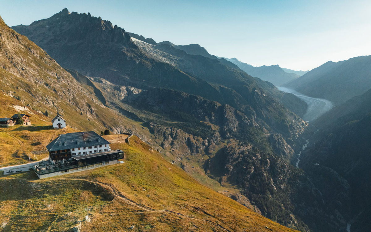 Hotel Belalp am Aletschbord und sichtbar: der große Aletschgletscher, UNESCO Welterbe.