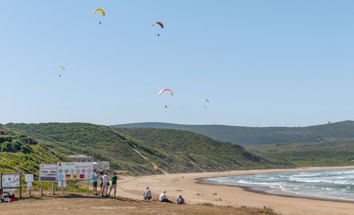 Paragliding in Knysna. landende Paraglider in Buffels Bay
