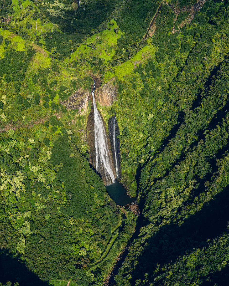 Die Manawaiopuna Falls (Jurassic Park Falls) auf Kauai kannst du nur per Helikopter erreichen.