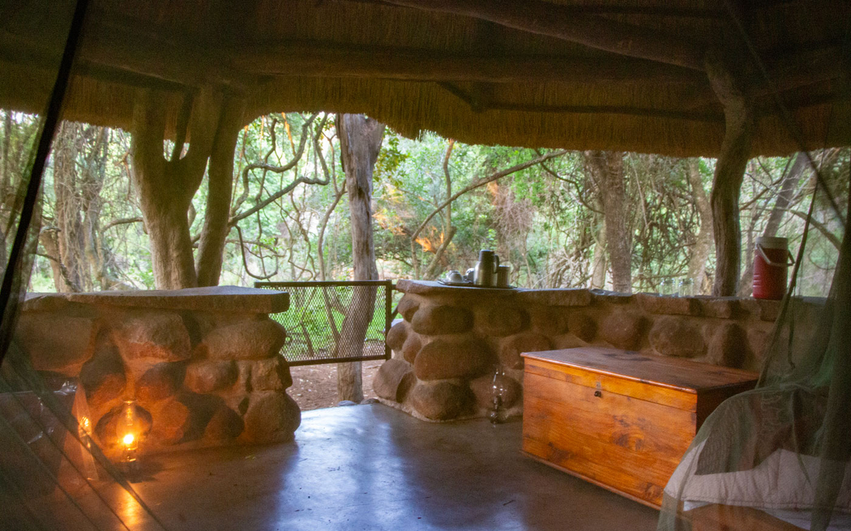 Unsere offene Hütte im Stone Camp im Mkhaya Game Reserve in Eswatini