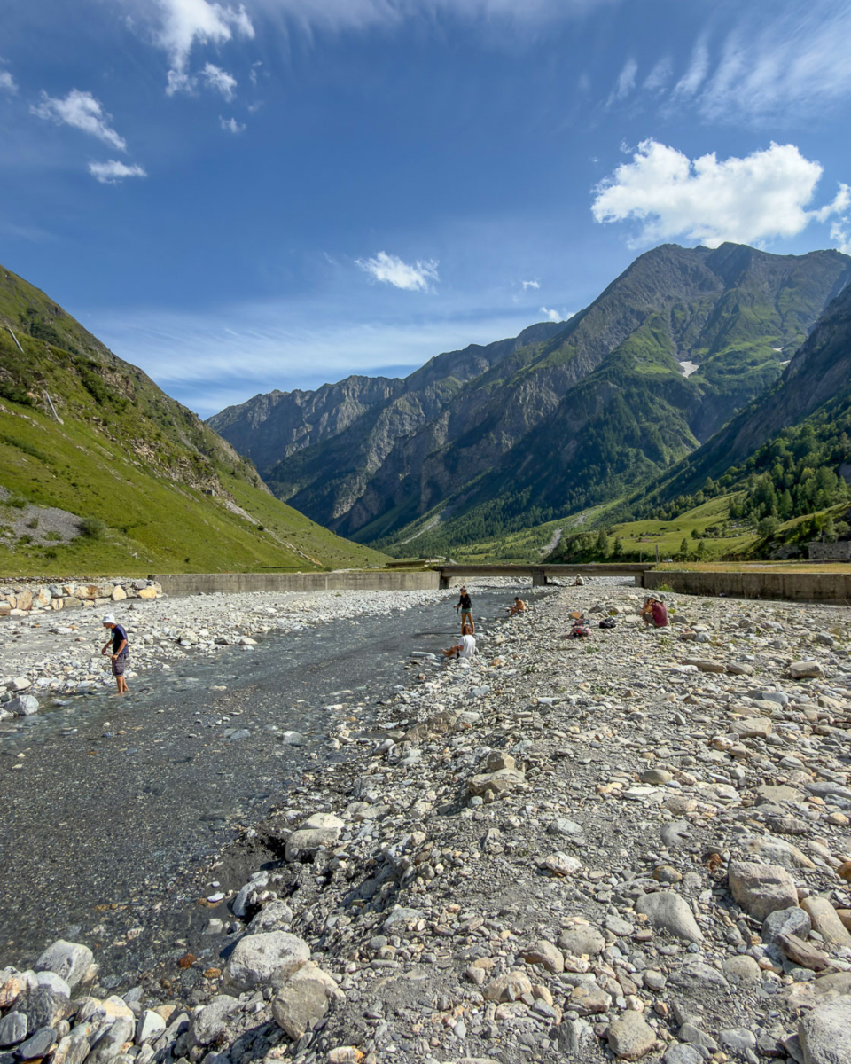 Abkühlung gibts im Gletscherfluss im Vallée des Glaciers.