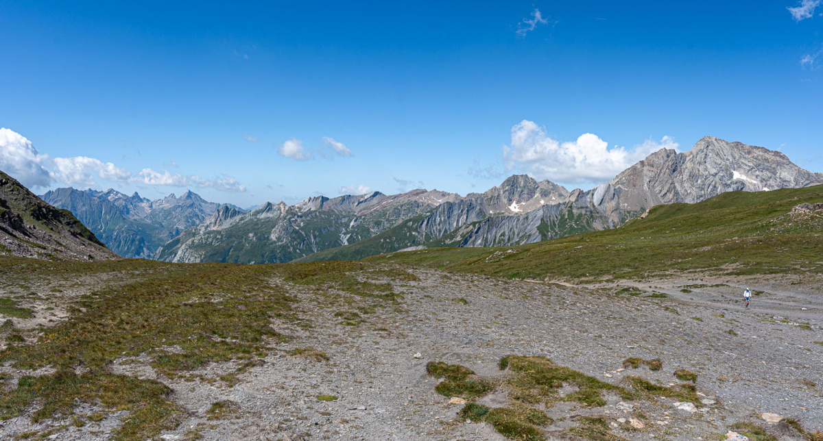 Blick zurück nach Frankreich vom Col de la Seigne bei der Tour de Mont Blanc mit Travelbase.