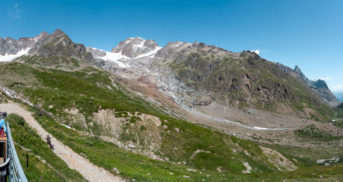 Ausblick vom Refugio Elisabetta auf Gletscher und Berge. Tour de Mont Blanc (Italien).