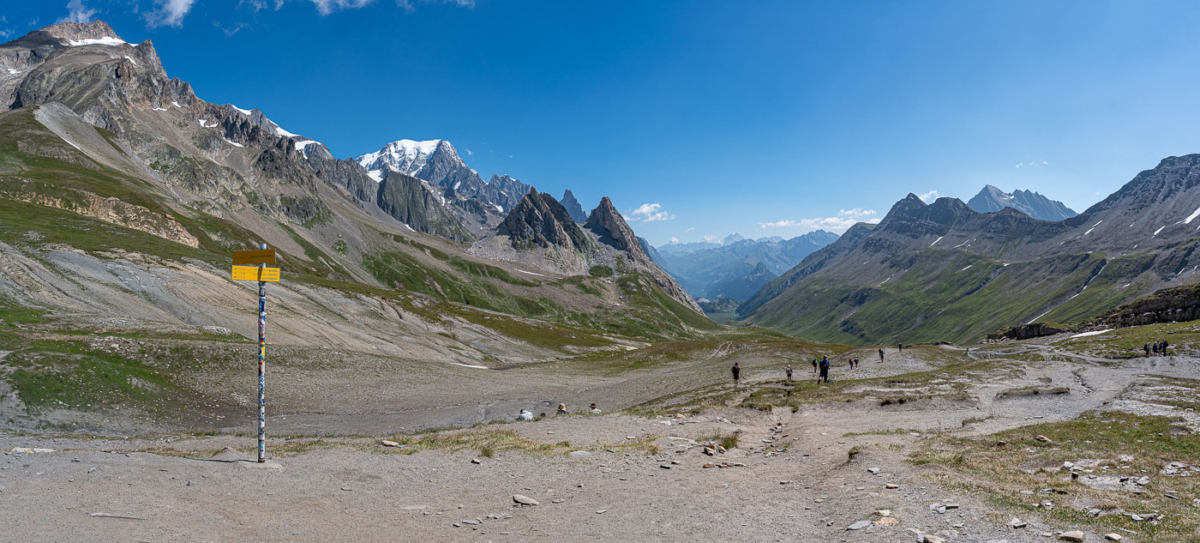 Blick ins Val Veny und die italienische Seite des Mont-Blanc-Massivs mit Mont Blanc de Courmayeur, Noire de Peuterey und den Grandes Jorasses. 