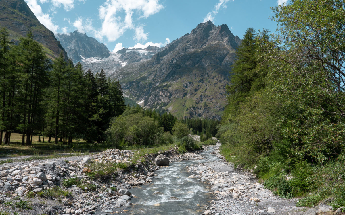 Ortseingang La Fouly: Brücke über Gletscherfluss und Blick auf Gletscher