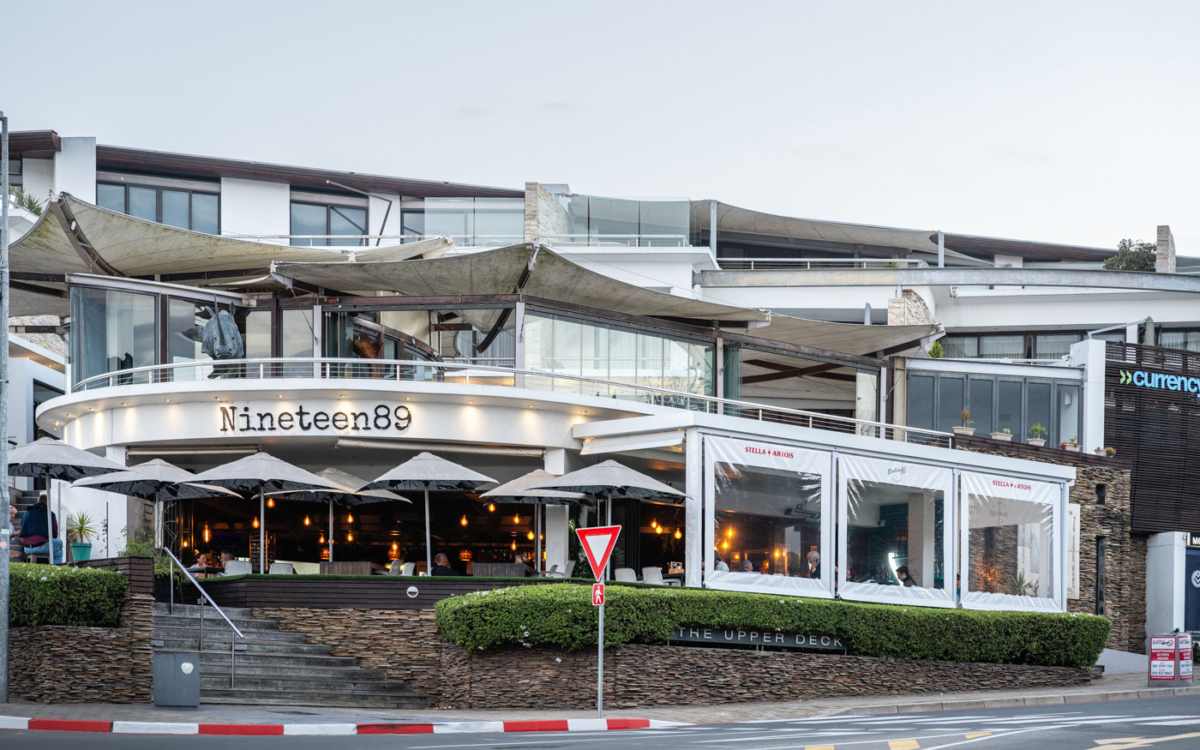 Nineteen89 ist ein angesagtes Restaurant in Plettenberg Bay an der Main Street