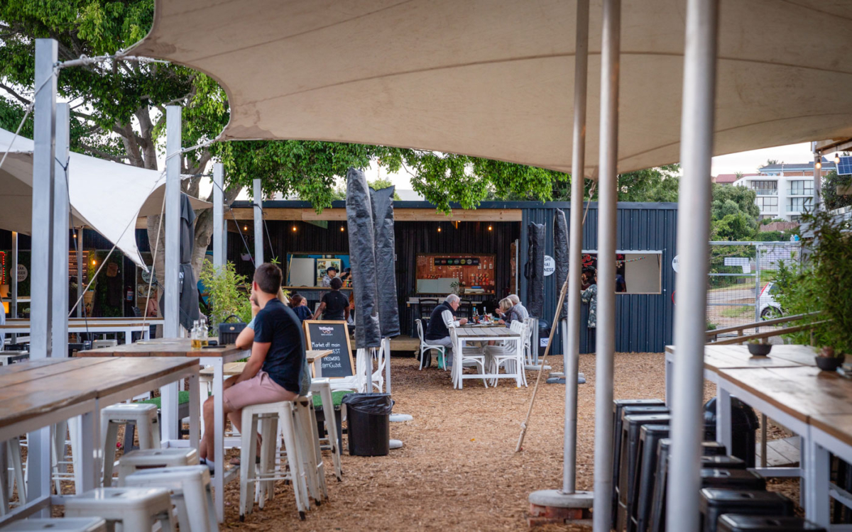Innenhof des Market off Main in Plettenberg Bay in der Main Street