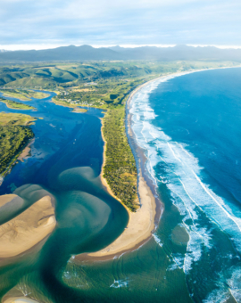 Luftaufnahme Keurbooms River-Lagune mit Strand und der Küste bei Plettenberg Bay in der Provinz Western Cape, Südafrika, entlang der berühmten Garden Route.