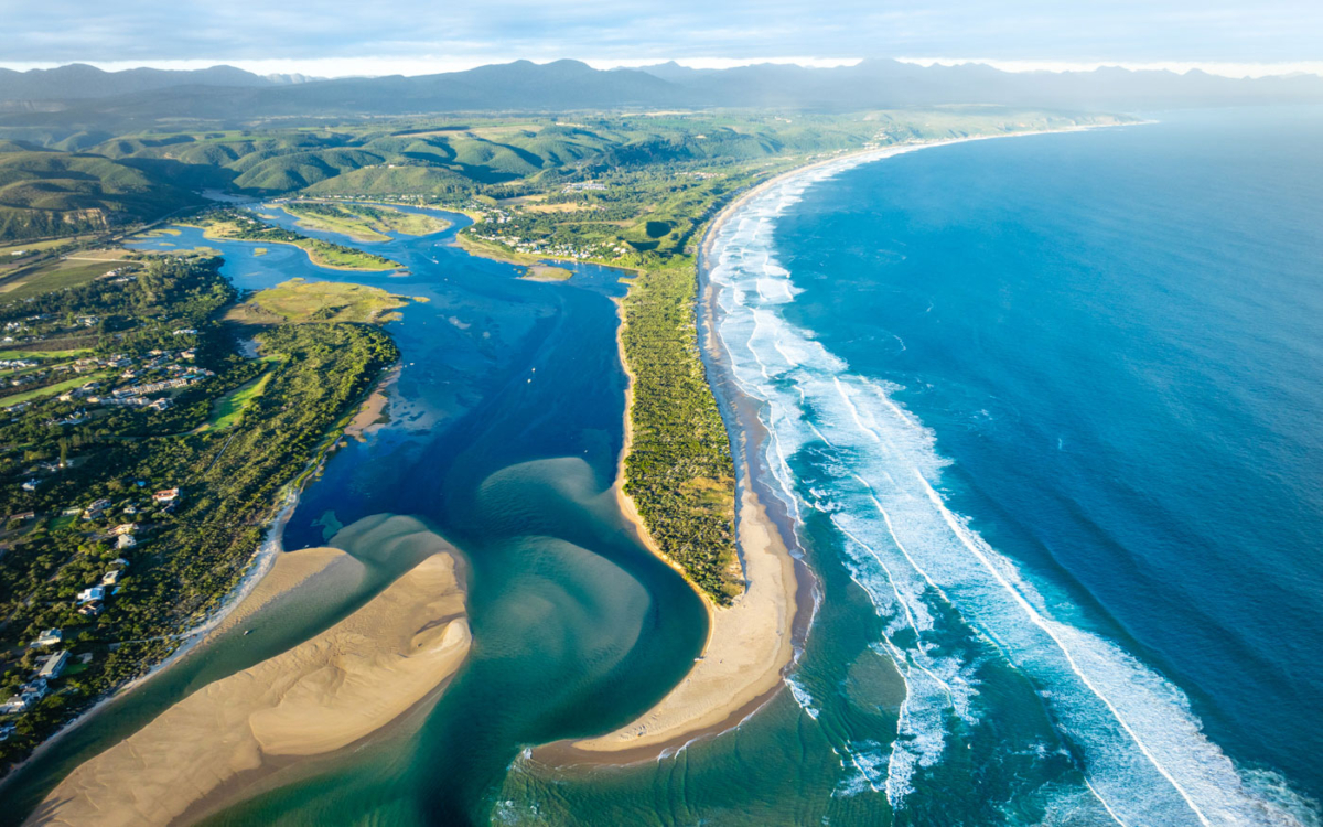 Luftaufnahme der Keurbooms River-Lagune mit Strand und der Küste bei Plettenberg Bay in der Provinz Western Cape, Südafrika, entlang der berühmten Garden Route.