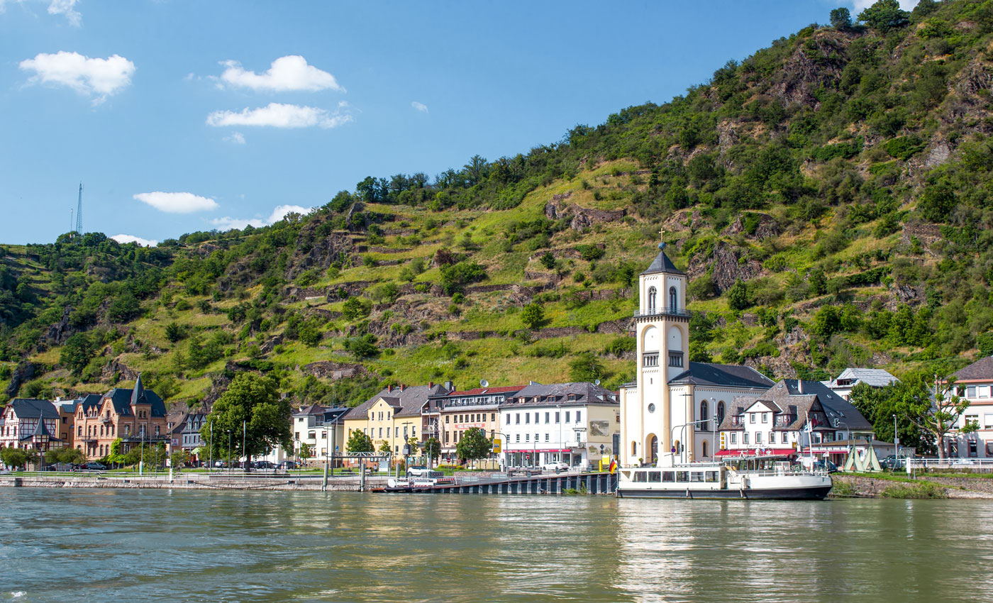 Herrlicher Blick auf St. Goarshausen an der Loreley am UNESCO Welterbe Oberes Mittelrheintal, der Loreley Region.