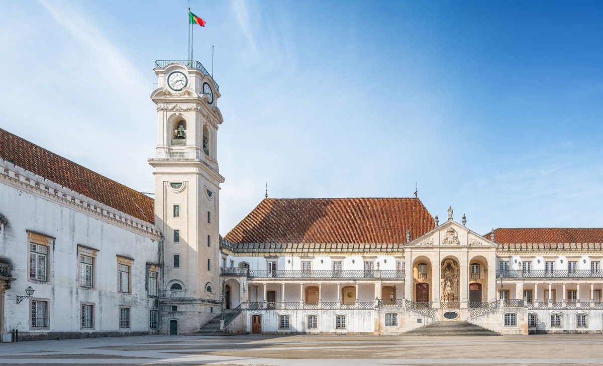Universität in Coimbra Hofplatz, ehemaliger Königspalast - Coimbra, Portugal