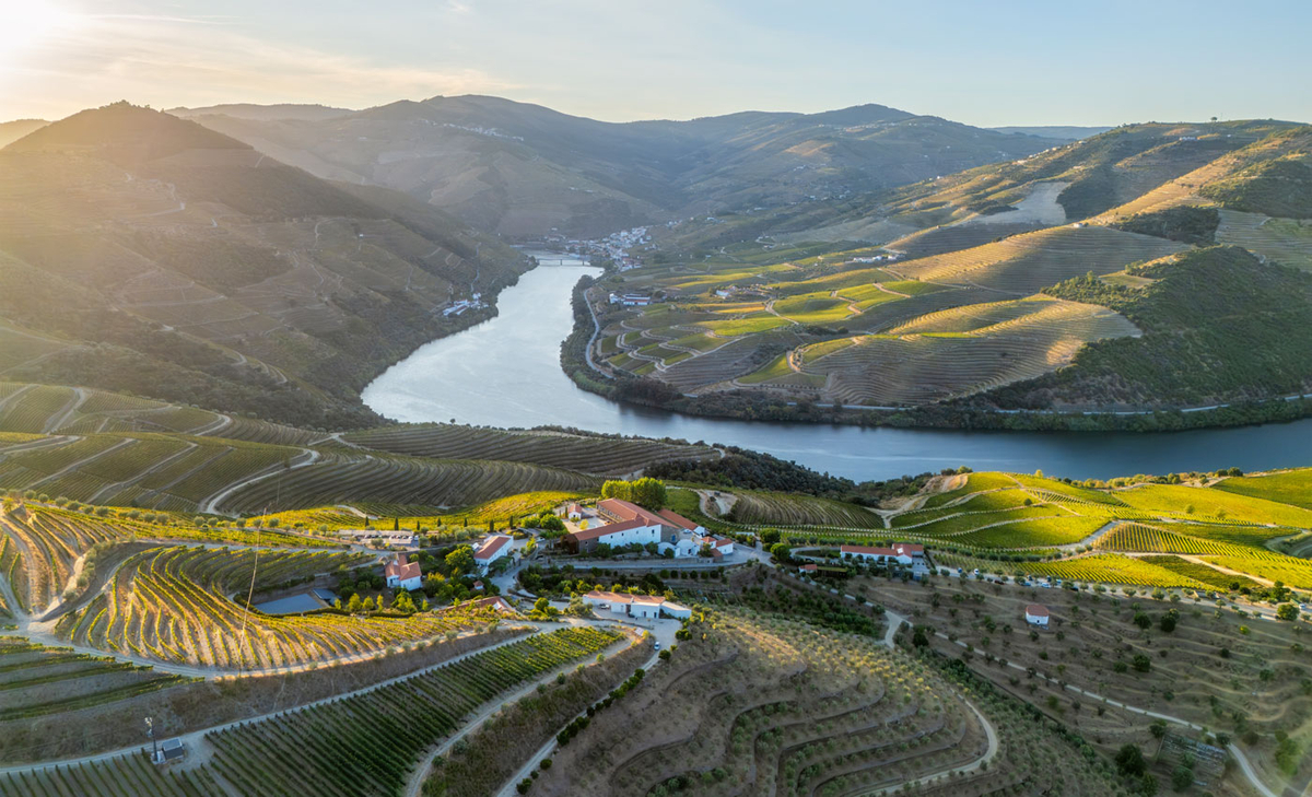 Kleines Dorf im Douro-Tal bei Sonnenuntergang