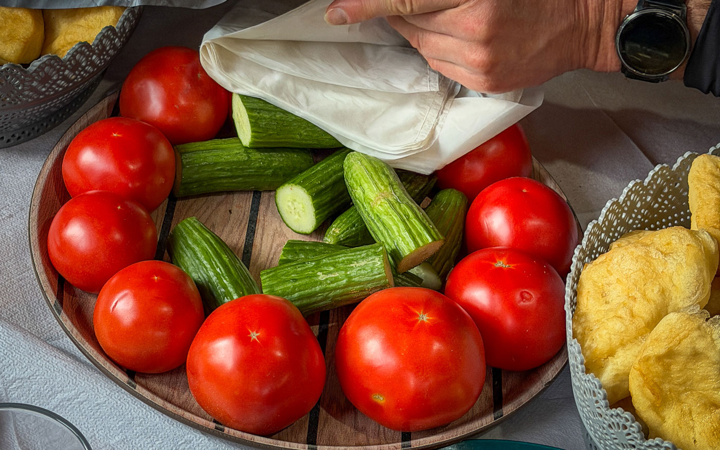 Lunch Pakete packen: knackige Gurken und Tomaten, sowie Äpfel und Pfirsiche stehen neben Broten zur Auswahl