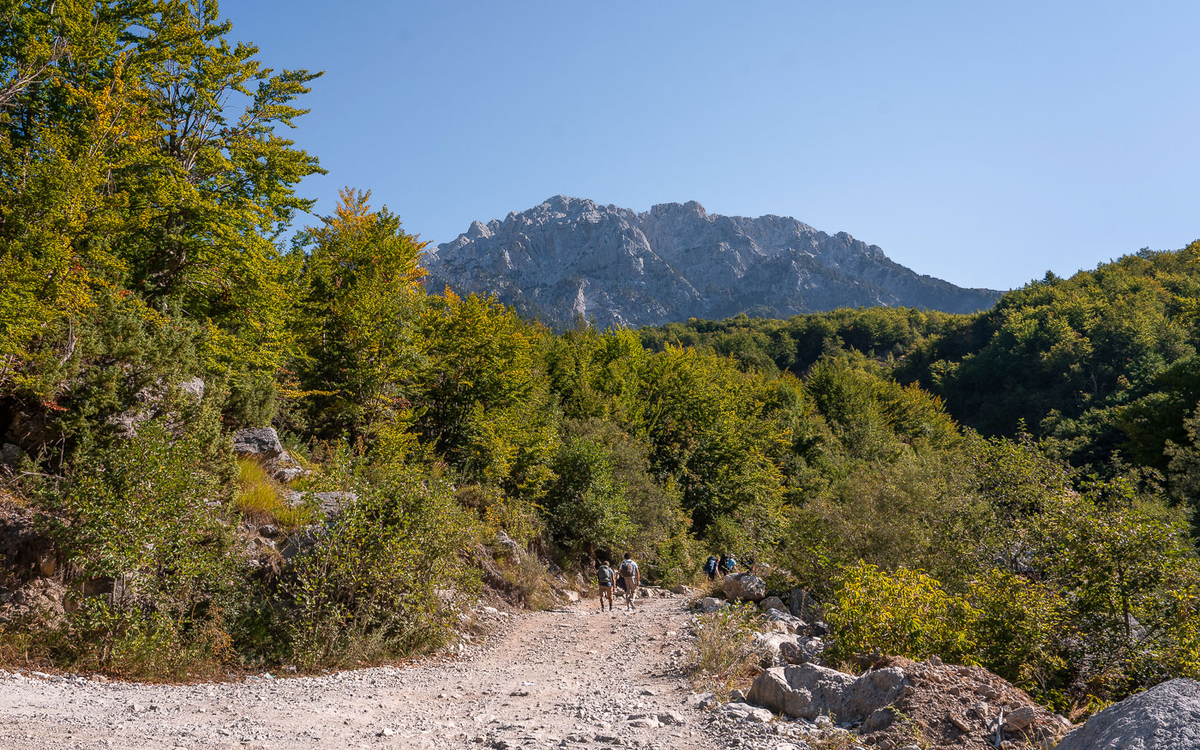 Peaks of the Balkans Tag 1: Die Schotterstraße hinaus ab Theth ist ätzend.