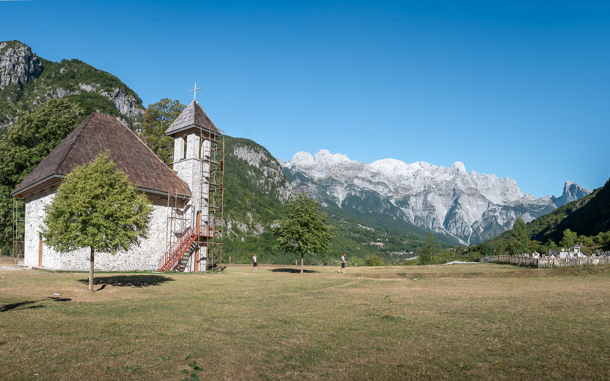 Kirche in Theth, Albanien. Start der Peaks of the Balkans