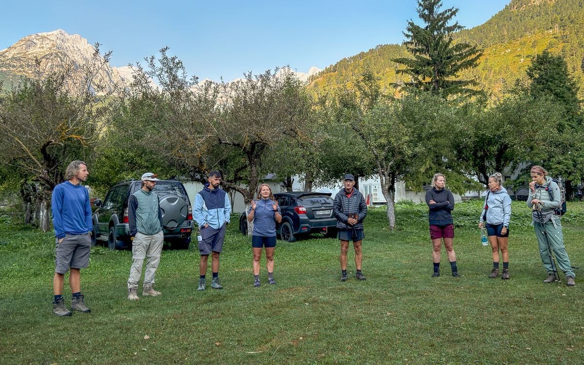 Briefing mit Travelbase an Tag 2 Balkan-Trail