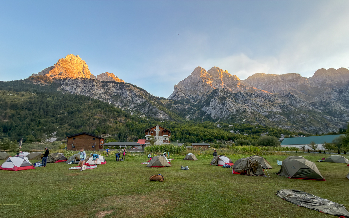 Vor Sonnenaufgang ist unser Zelt abgebaut