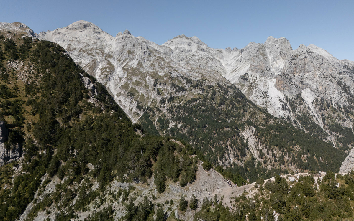 Hier gehts abwärts: Peaks of the Balkans Valbona Pass