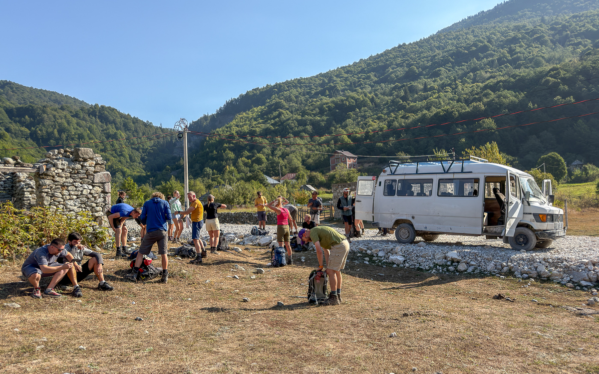 Tag 2 Peaks of the Balkans: Per Shuttle gehts zum Etappenstart