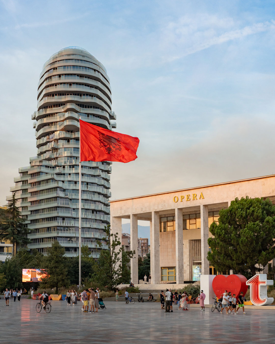 Tirana Sehenswürdigkeiten Sanderberg-Platz im Zentrum zum Sonnenuntergang