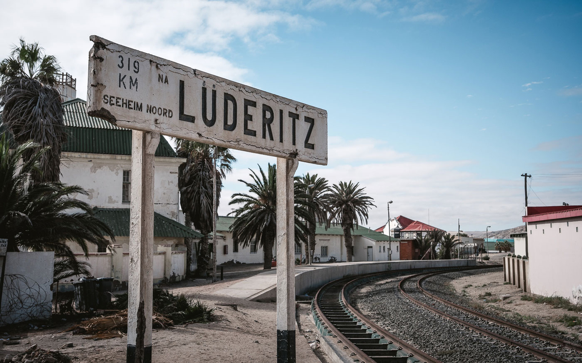 Schild am Bahnhof mit Lüderitz