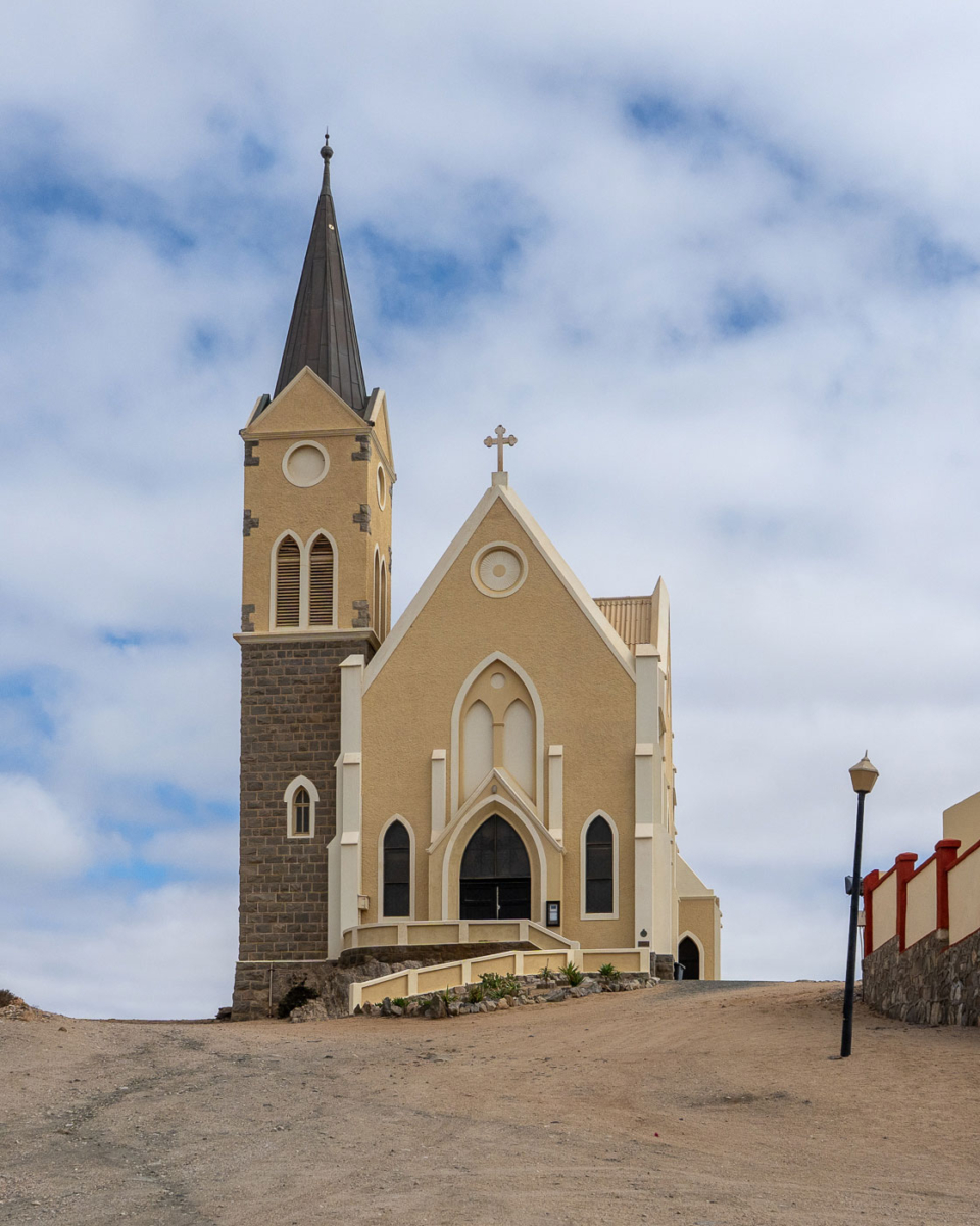 Felsenkirche Lüderitz von unten kommend
